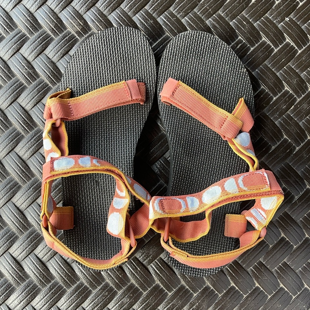 Women’s teva sandals size seven
